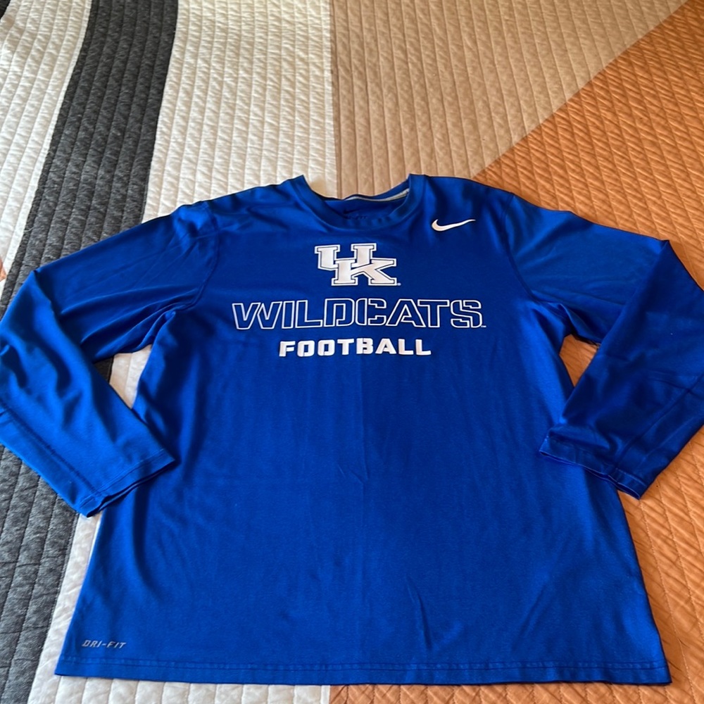 Men’s Nike dry fit long sleeved UK Wildcats football T-shirt size large